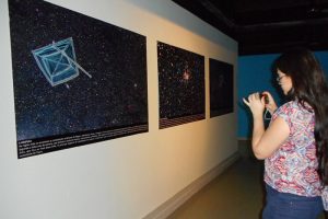 visitante fotografando painel da exposição