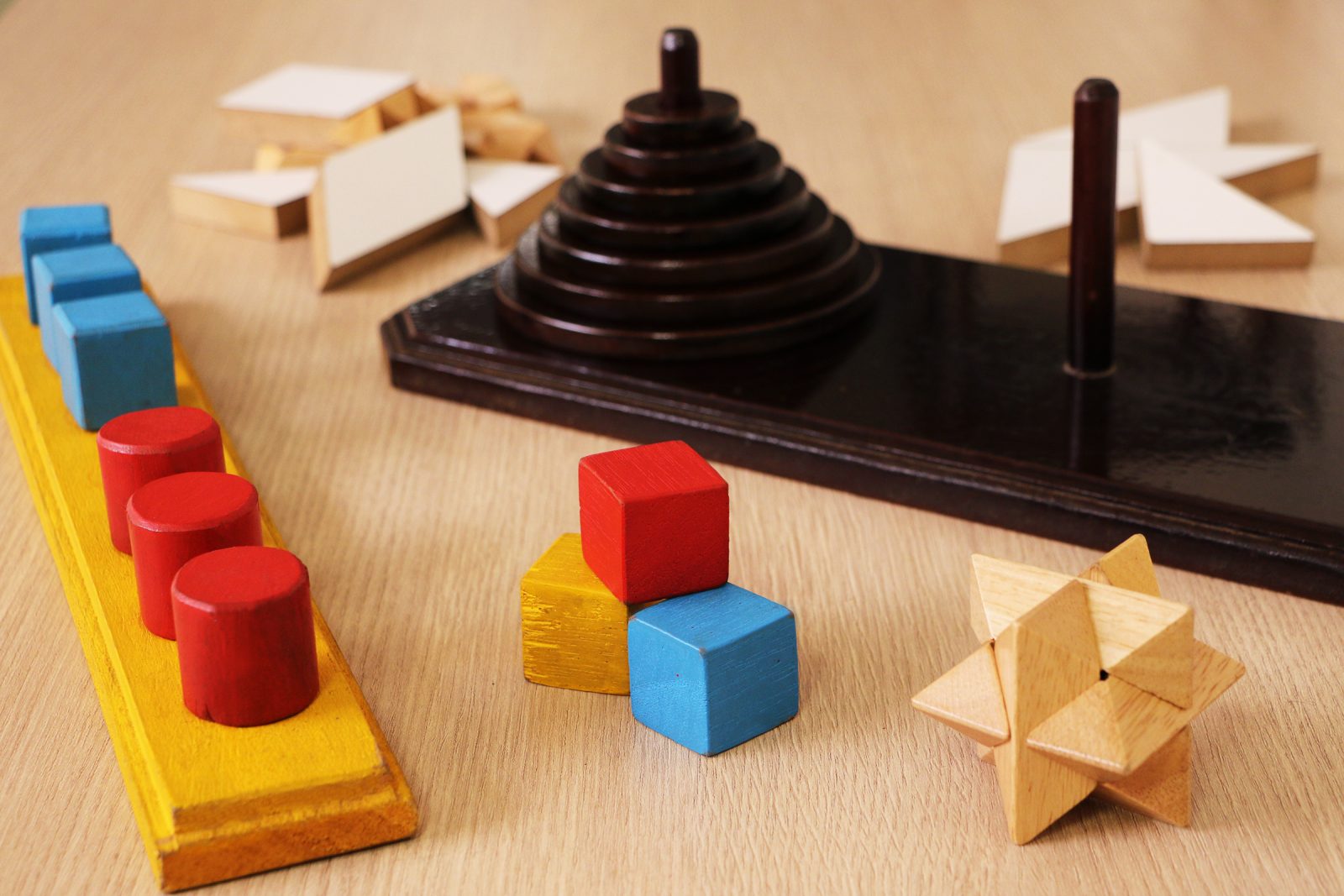 jogos de madeira usados na atividade: tangram, quebra-cabeças tridimensional, torre de Hanói