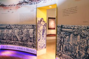 Sala Olhares sobre o mundo com painel de azulejo