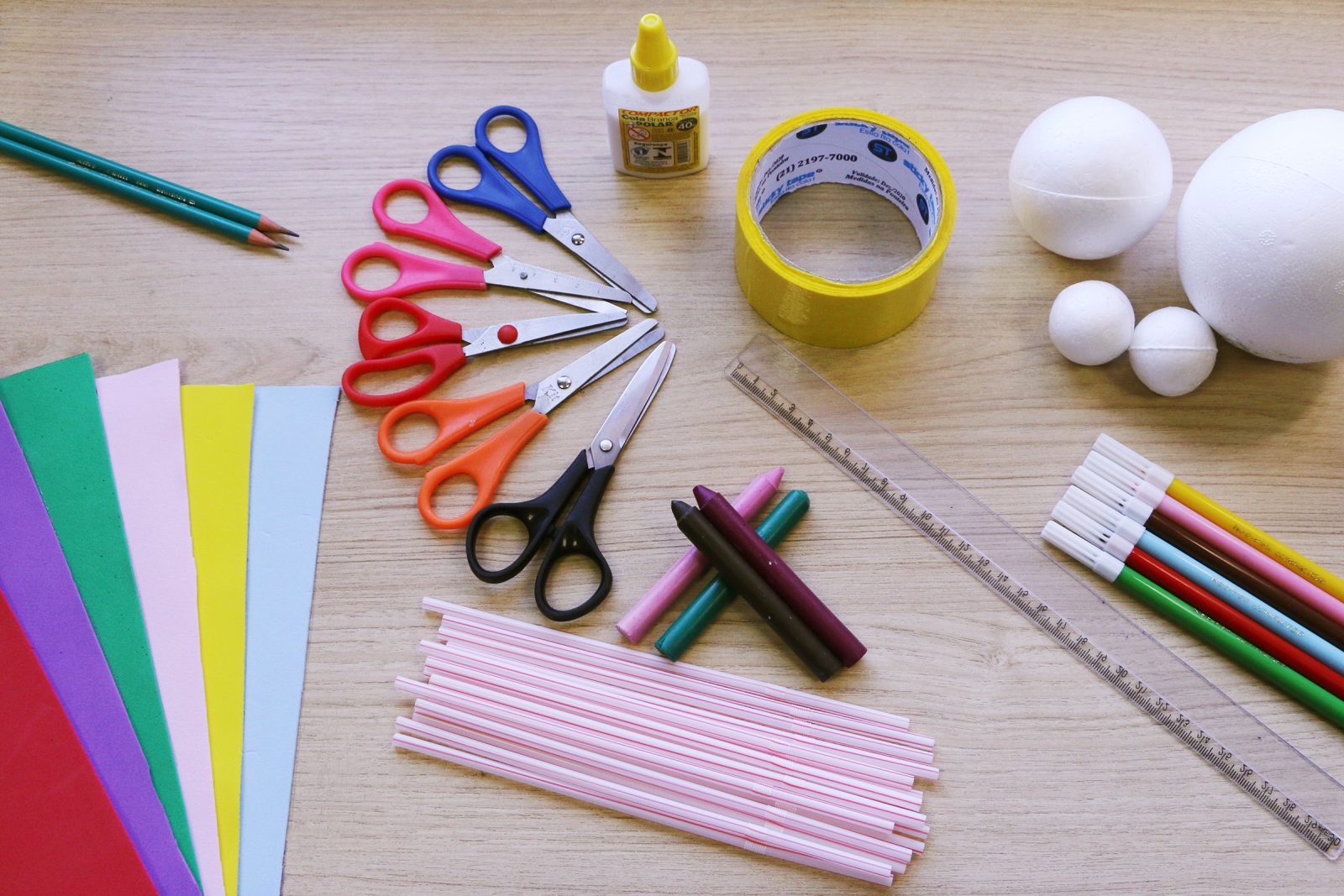 materiais usados na atividade: papéis coloridos, lápis, canudos, tesouras, cola, fita adesiva, bolas de isopor, régua e canetas coloridas