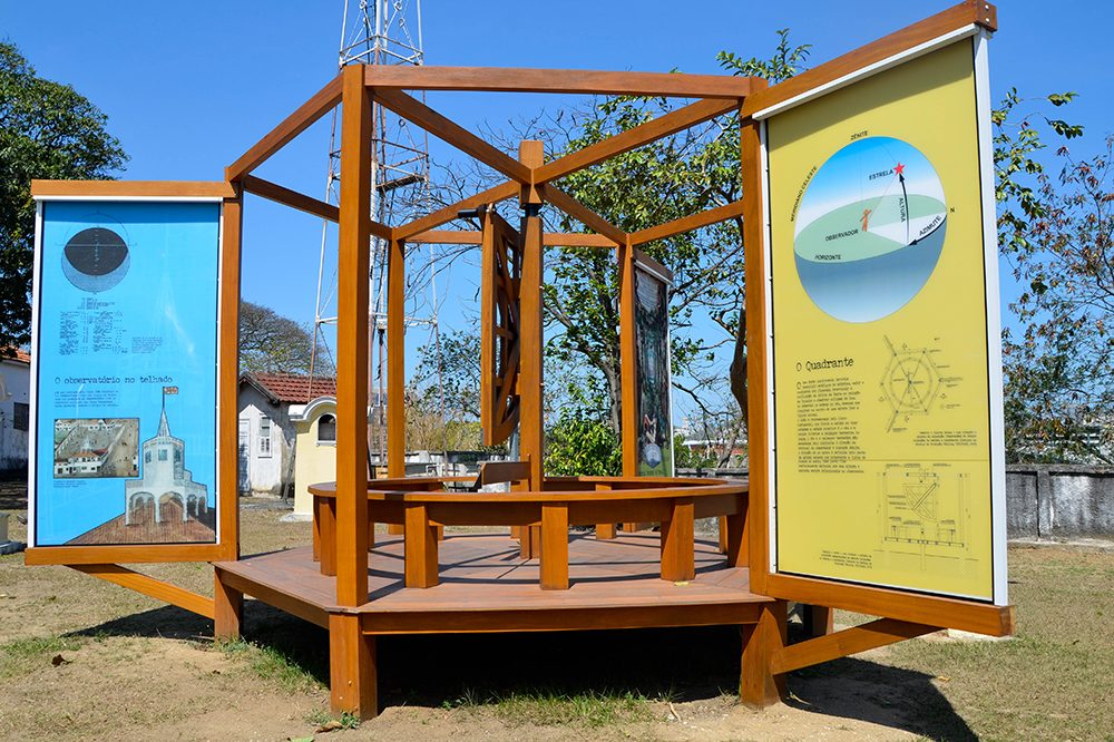 quadrante de madeira instalado na párea externa do campus